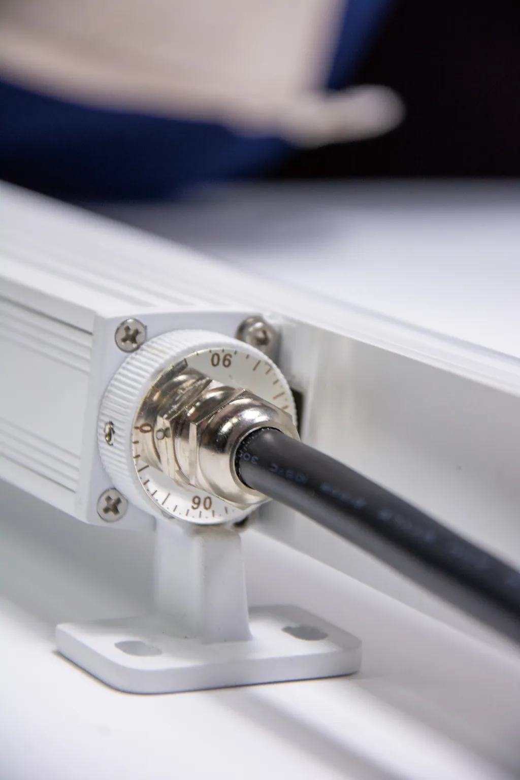Bracket with a graduated scale; the catalogue says it rotates through 180°.